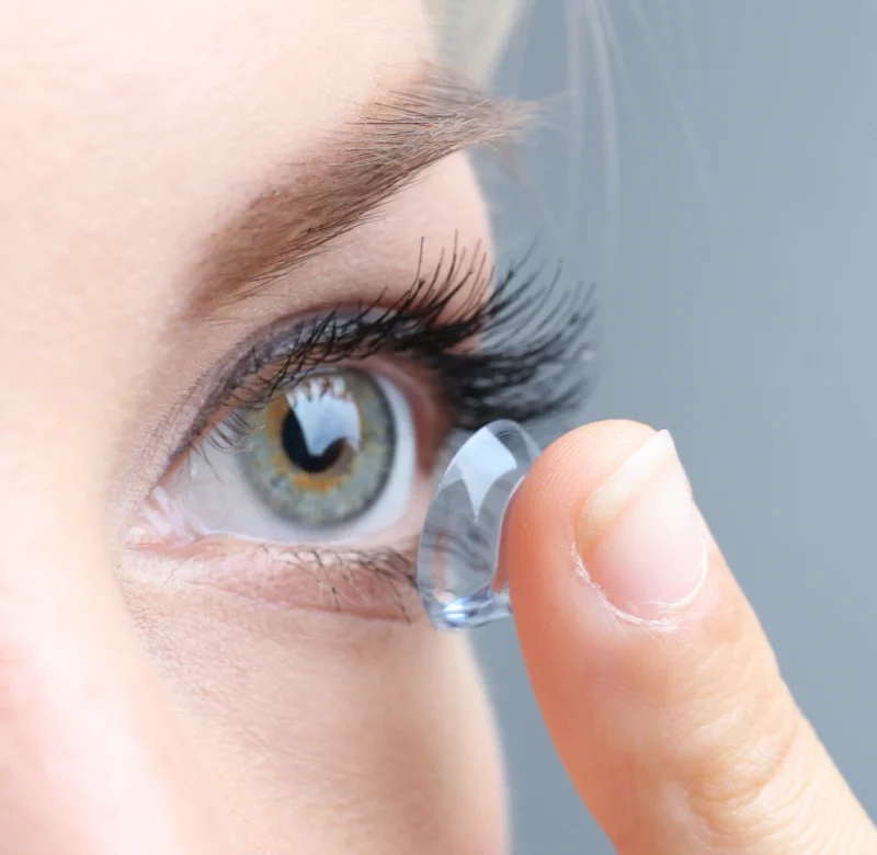 putting in contact lens